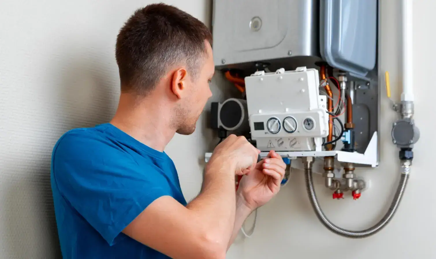 Techniker repariert die Elektronik einer Junkers Gastherme