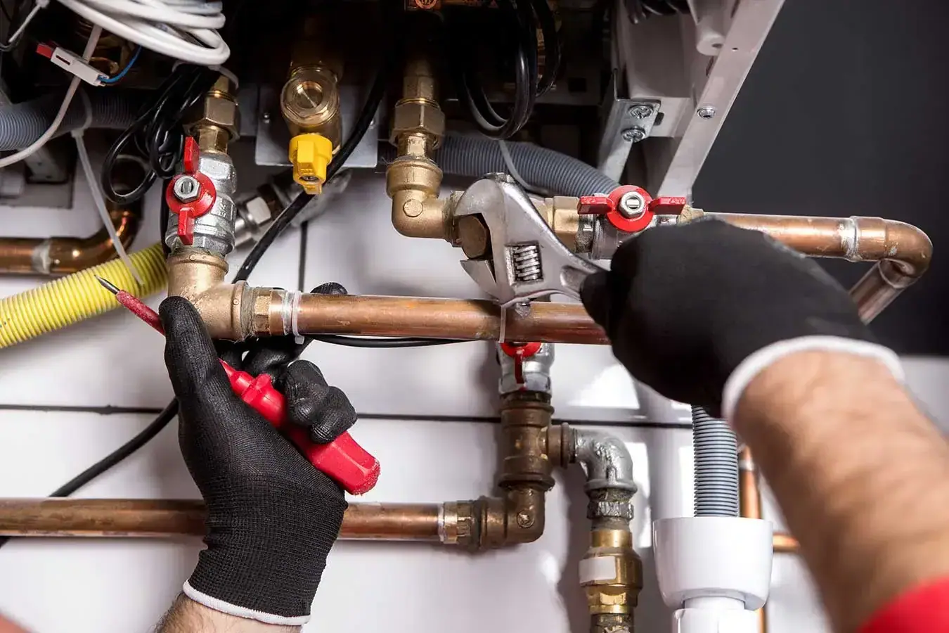 Anschlüsse einer neuen Gastherme werden montiert