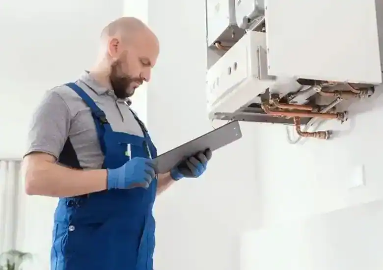Techniker bei der Wartung einer Junkers Gastherme